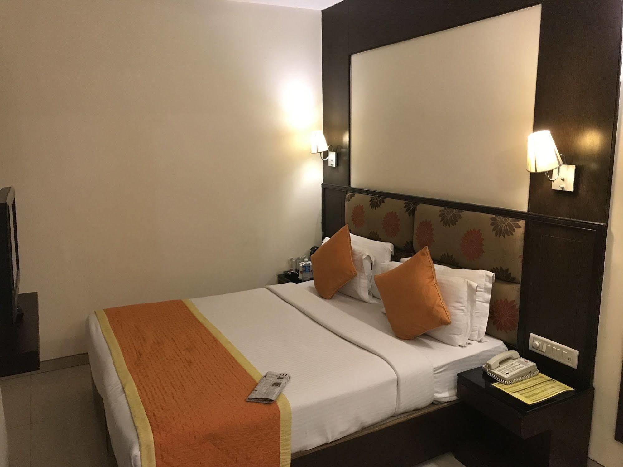 Hotel Southern Delhi  Exteriör bild